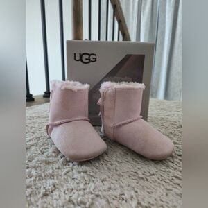 Baby girl ugg boots size 2/3 (6-12 months)
